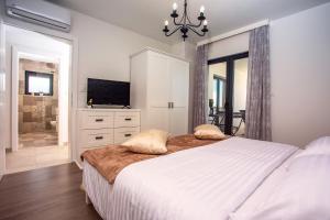 Posteľ alebo postele v izbe v ubytovaní Villa Nano, 4 bedrooms, jacuzzi, heated pool, sea views, pebble beach 850m