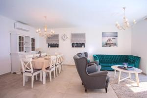 Posedenie v ubytovaní Villa Nano, 4 bedrooms, jacuzzi, heated pool, sea views, pebble beach 850m