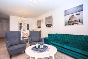 Posedenie v ubytovaní Villa Nano, 4 bedrooms, jacuzzi, heated pool, sea views, pebble beach 850m