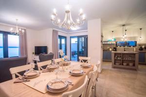 Televízia a/alebo spoločenská miestnosť v ubytovaní Villa Nano, 4 bedrooms, jacuzzi, heated pool, sea views, pebble beach 850m