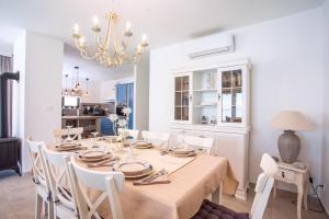 Fotografia z galérie ubytovania Villa Nano, 4 bedrooms, jacuzzi, heated pool, sea views, pebble beach 850m v destinácii Jesenice