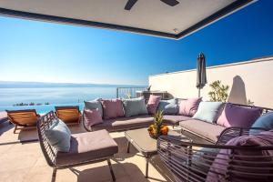 Posedenie v ubytovaní Villa Nano, 4 bedrooms, jacuzzi, heated pool, sea views, pebble beach 850m