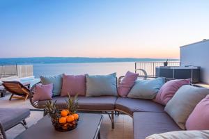 Posedenie v ubytovaní Villa Nano, 4 bedrooms, jacuzzi, heated pool, sea views, pebble beach 850m
