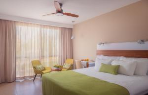 Postel nebo postele na pokoji v ubytování Ein Gedi Kibbutz Hotel