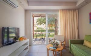 TV a/nebo společenská místnost v ubytování Ein Gedi Kibbutz Hotel