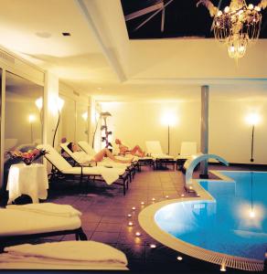 Bazén v ubytování Wellness Spa Pirmin Zurbriggen nebo v jeho okolí