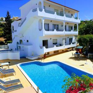 un bâtiment avec une piscine en face d'un bâtiment dans l'établissement AAA Ana Albufeira Apartments, à Albufeira