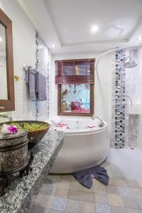 Phòng tắm tại Thanyawintra Boutique and Spa