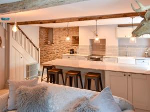 a living room with a couch and a kitchen at no 8 main street in Sedbergh