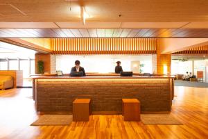 洞爺湖にある洞爺湖万世閣ホテルレイクサイドテラスのロビーのバーに座って2名