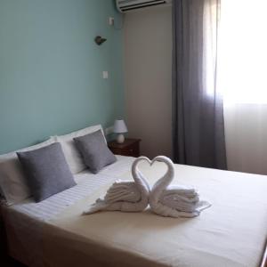 A bed or beds in a room at Cactus