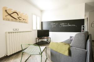 salon z kanapą i telewizorem w obiekcie Agriturismo Oltrealmare w mieście Civezza