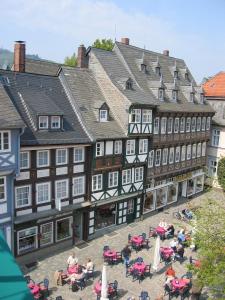 un grupo de personas sentadas fuera de un edificio en Fachwerkferienhaus Helmbrecht, en Goslar