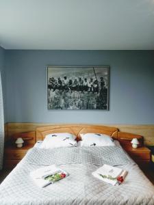 - une chambre avec un lit et 2 serviettes dans l'établissement Noclegi na Heweliusza, à Sanok