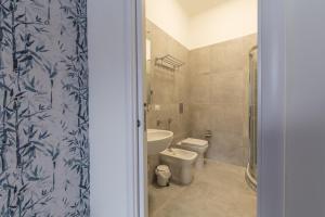 uma casa de banho com um WC e um lavatório em B&B Napoli Centro em Nápoles