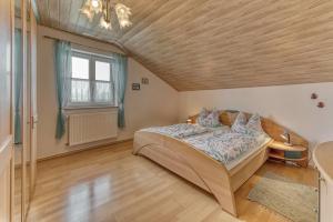 1 dormitorio con cama y techo de madera en Ferienwohnung Barth, en Tittling