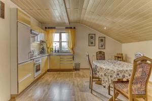 uma cozinha e sala de jantar com mesa e cadeiras em Ferienwohnung Barth em Tittling