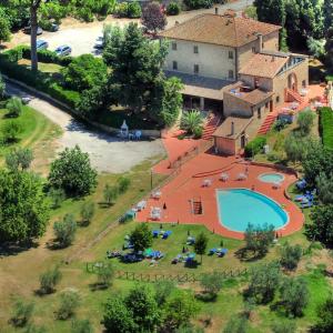 una vista aérea de una casa con piscina en Hotel Residence Villa Rioddi en Volterra