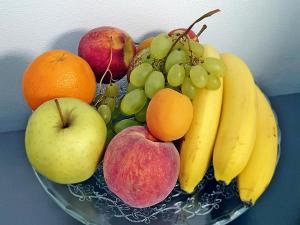 a plate of fruit with apples bananas oranges and other fruits at B&B I LAKE IT BELLAGIO in Bellagio