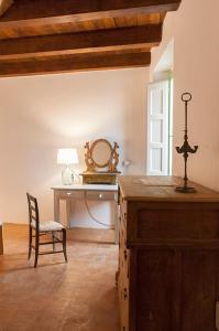 a room with a desk and a table and a chair at BORGO PETELIA, Casa Castiglione, Antica casa su due piani con scala esterna in Strongoli
