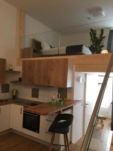 uma cozinha com um loft com uma cama em Serviced Apartement Sonnleitner em Furth