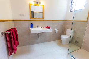 Een badkamer bij Diani Sea Lodge - All Inclusive