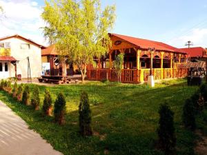 un bâtiment avec un pavillon dans un champ d'herbe dans l'établissement Casa La Angela, à Periprava