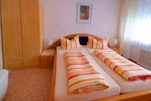 ein Schlafzimmer mit einem Bett mit zwei Kissen darauf in der Unterkunft Haus Panorama in Simmerath