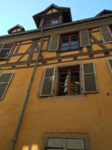 ein Gebäude mit Fenstern und Fensterläden darauf in der Unterkunft Appartement Duplex 2a Rue d'Alspach in Colmar