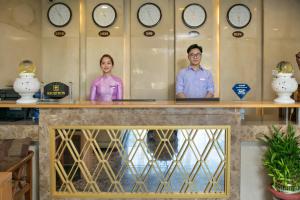 Členové personálu v ubytování Lavender Riverside Hotel