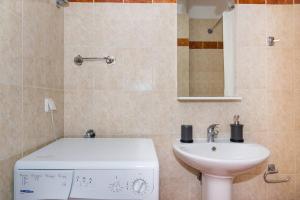 łazienka z umywalką i pralką w obiekcie Sitia Old Port Apartment w mieście Sitia