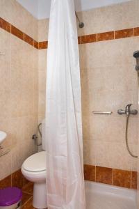 łazienka z toaletą i zasłoną prysznicową w obiekcie Sitia Old Port Apartment w mieście Sitia +21 zdjęć