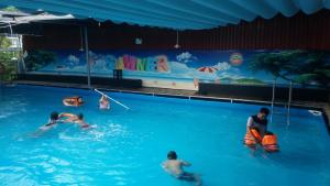 Bazén v ubytování Motel Bao Linh nebo v jeho okolí