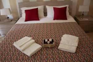 um quarto com uma cama grande e toalhas em SOLE E MARE em Santa Margherita Ligure