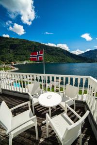 En balkong eller terrasse på Hofslund Fjord Hotel