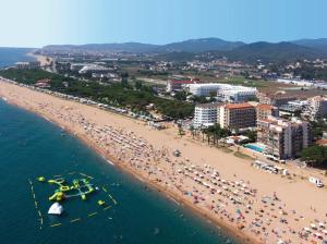 an aerial view of a beach with a crowd of people at Apartamento in Santa Susanna