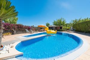 Bazén v ubytování Finca Son Macia, amplia piscina, jardines en Selva, cerca de playas nebo v jeho okolí