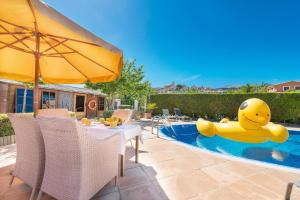Bazén v ubytování Finca Son Macia, amplia piscina, jardines en Selva, cerca de playas nebo v jeho okolí