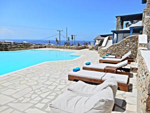 Bazén v ubytování Cavo Blue Villas nebo v jeho okolí