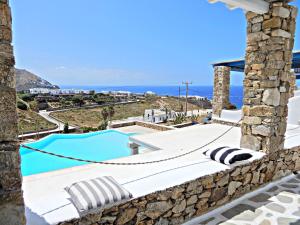 Bazén v ubytování Cavo Blue Villas nebo v jeho okolí