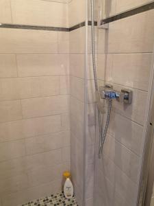 une douche avec une porte vitrée dans une salle de bain dans l'établissement Heliopolis F39, au Cap d'Agde 2 autres photos