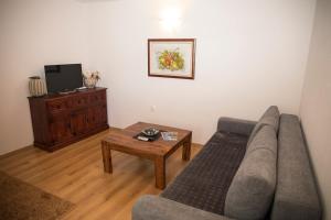 ein Wohnzimmer mit einer Couch und einem Couchtisch in der Unterkunft SkyLine apartments in Mostar