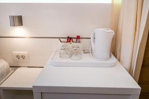 una encimera de cocina con un aparato blanco en Idassa Palace rooms, en Zadar