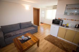 ein Wohnzimmer mit Sofa und Tisch in der Unterkunft SkyLine apartments in Mostar