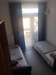 Ένα ή περισσότερα κρεβάτια σε δωμάτιο στο Tocc Apartman
