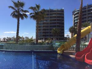 Bazén v ubytovaní SEA SENSES - Punta Prima - VISTA AL MAR alebo v jeho blízkosti