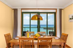 uma sala de jantar com uma mesa e vista para o oceano em Lanzarote Siglo XXI Sea View em Arrecife