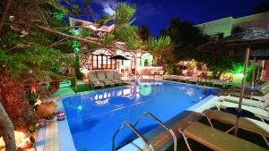 Het zwembad bij of vlak bij Philoxenia Hotel & Studios