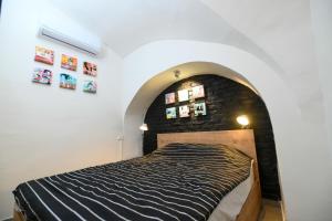 Una cama o camas en una habitación de La Guta Studio Suite Jerusalem