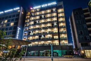 Merrymud Hotel في بوريونغ: فندق عصري متوسط في الليل